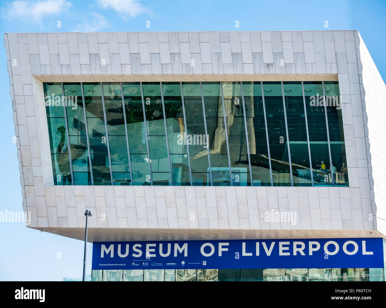 Street riflessioni sulla giornata di sole nella finestra del suggestivo edificio moderno in vetro, Museo di Liverpool, Pier Head, Liverpool, England, Regno Unito Foto Stock