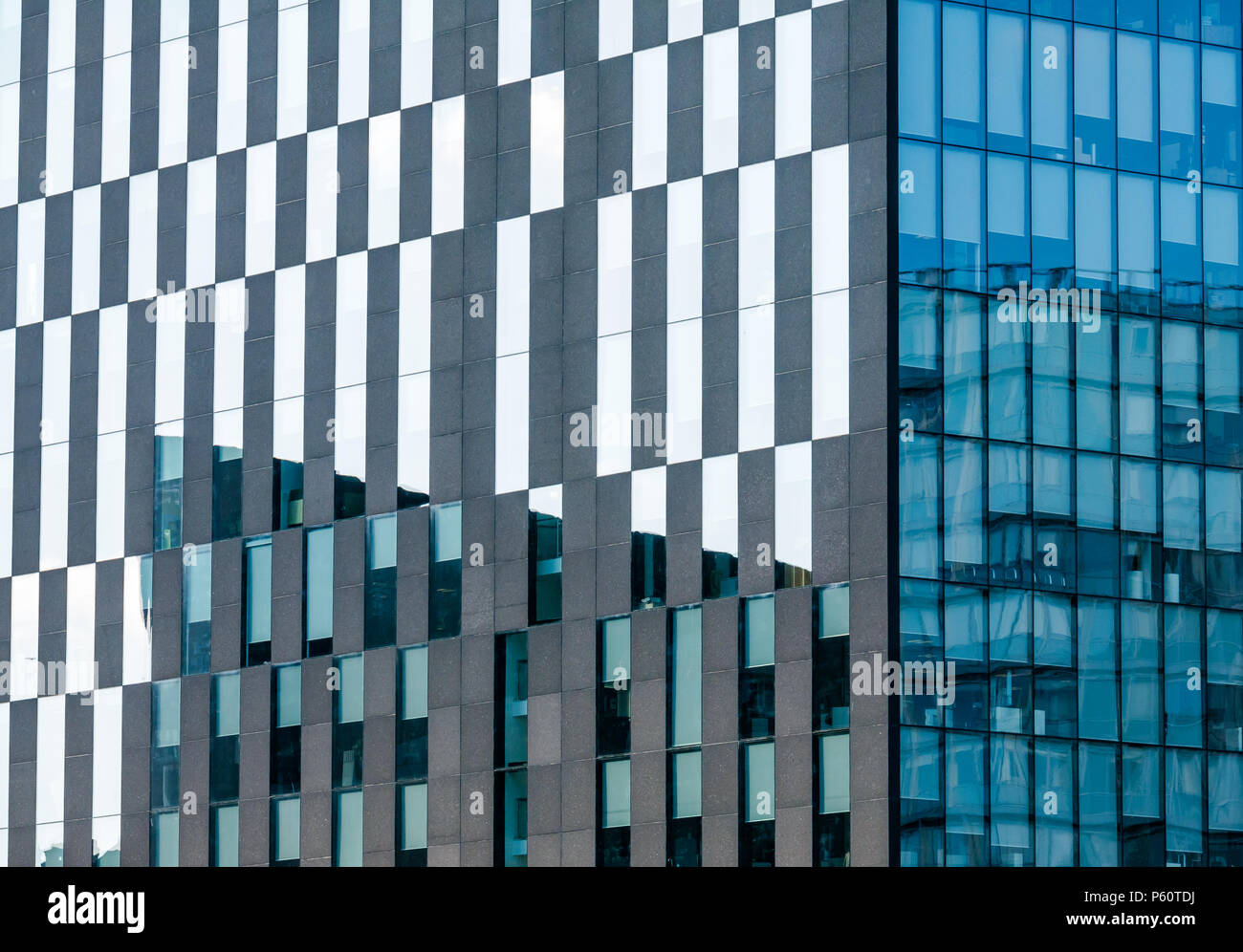 Vetro moderno edificio per uffici con sole riflessioni creazione di motivi geometrici, Albert Dock, Liverpool, England, Regno Unito Foto Stock