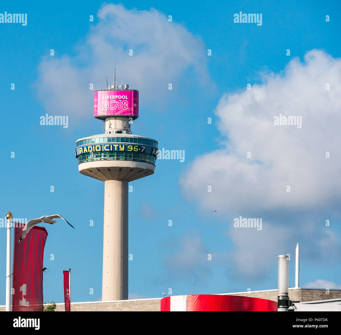 Vista della cima della 1960s radio City Tower o della torre di osservazione St Johns Beacon, Liverpool, Inghilterra, Regno Unito, con cielo blu Foto Stock