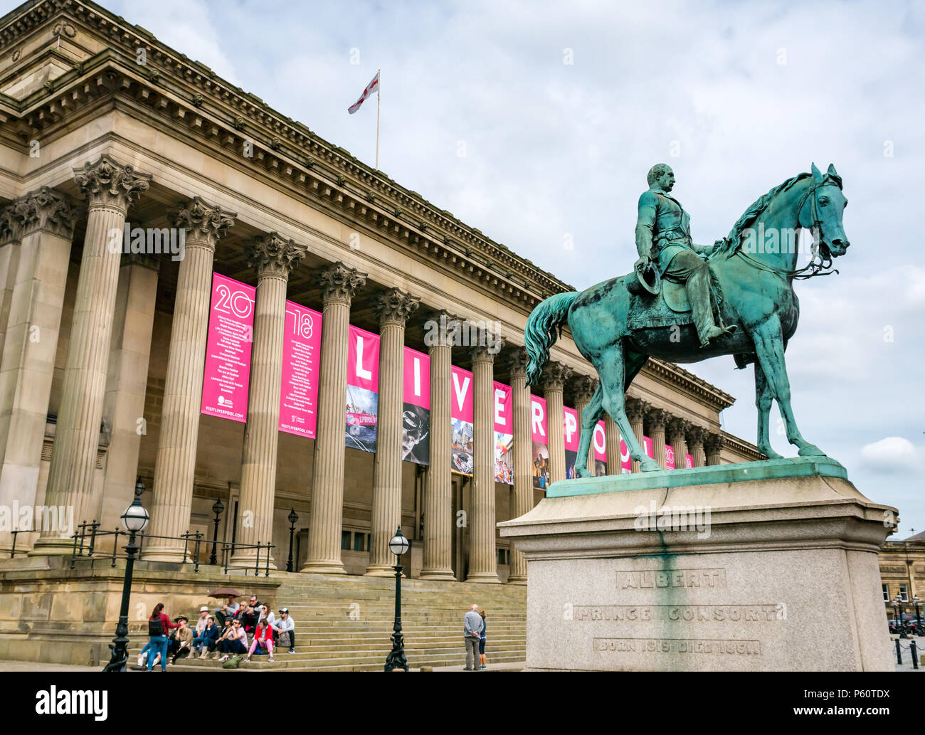 St George's Hall, con il nome di Liverpool sulla grande banner rosa e la statua del Principe Alberto principe consorte su un cavallo, Liverpool, England, Regno Unito Foto Stock