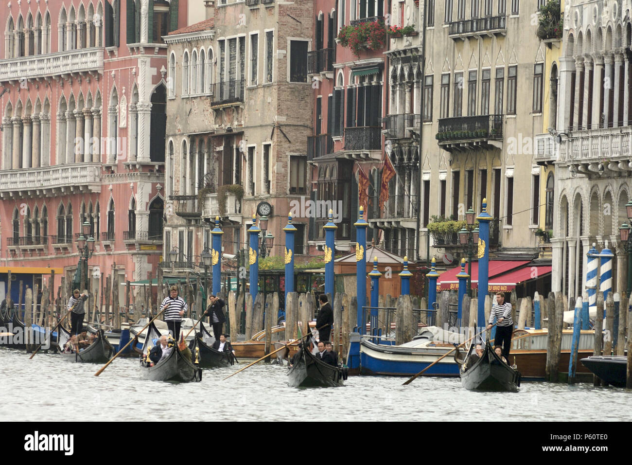 Gondole nella nebbia sul Canal Grande, durante il circuito turistico fuori stagione, a Venezia, Italia, il 23 ottobre 3005. Foto Stock