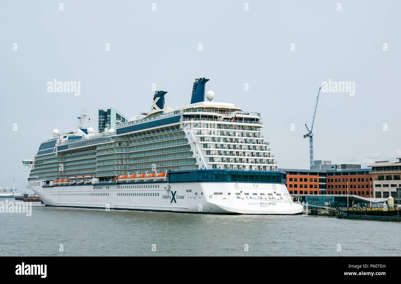 Celebrity Eclipse, Solstice-class nave da crociera, azionato da Celebrity Cruises, ormeggiata nel porto di Liverpool, fiume Mersey, England, Regno Unito Foto Stock