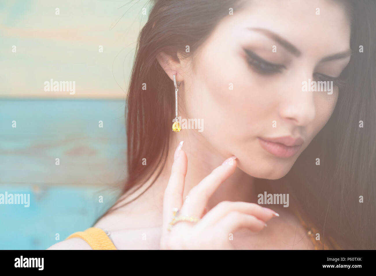 Closeup Ritratto di giovane e bella donna caucasica con gli occhi chiusi con un orecchino e anello Foto Stock
