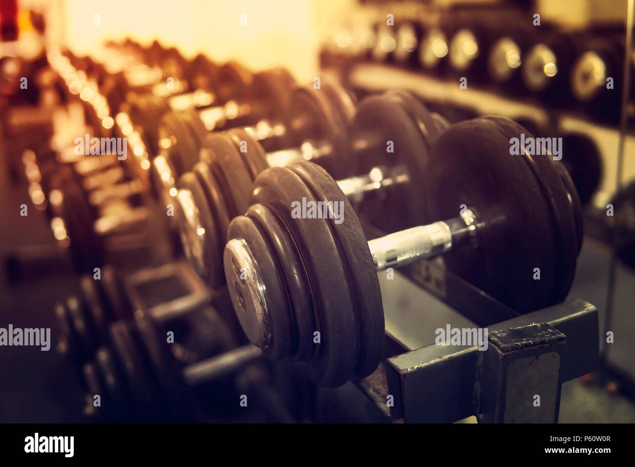 Le righe dei pesi nella palestra con altissimo contrasto e monocromatico colore tono. concetto di bodybuilding. Foto Stock