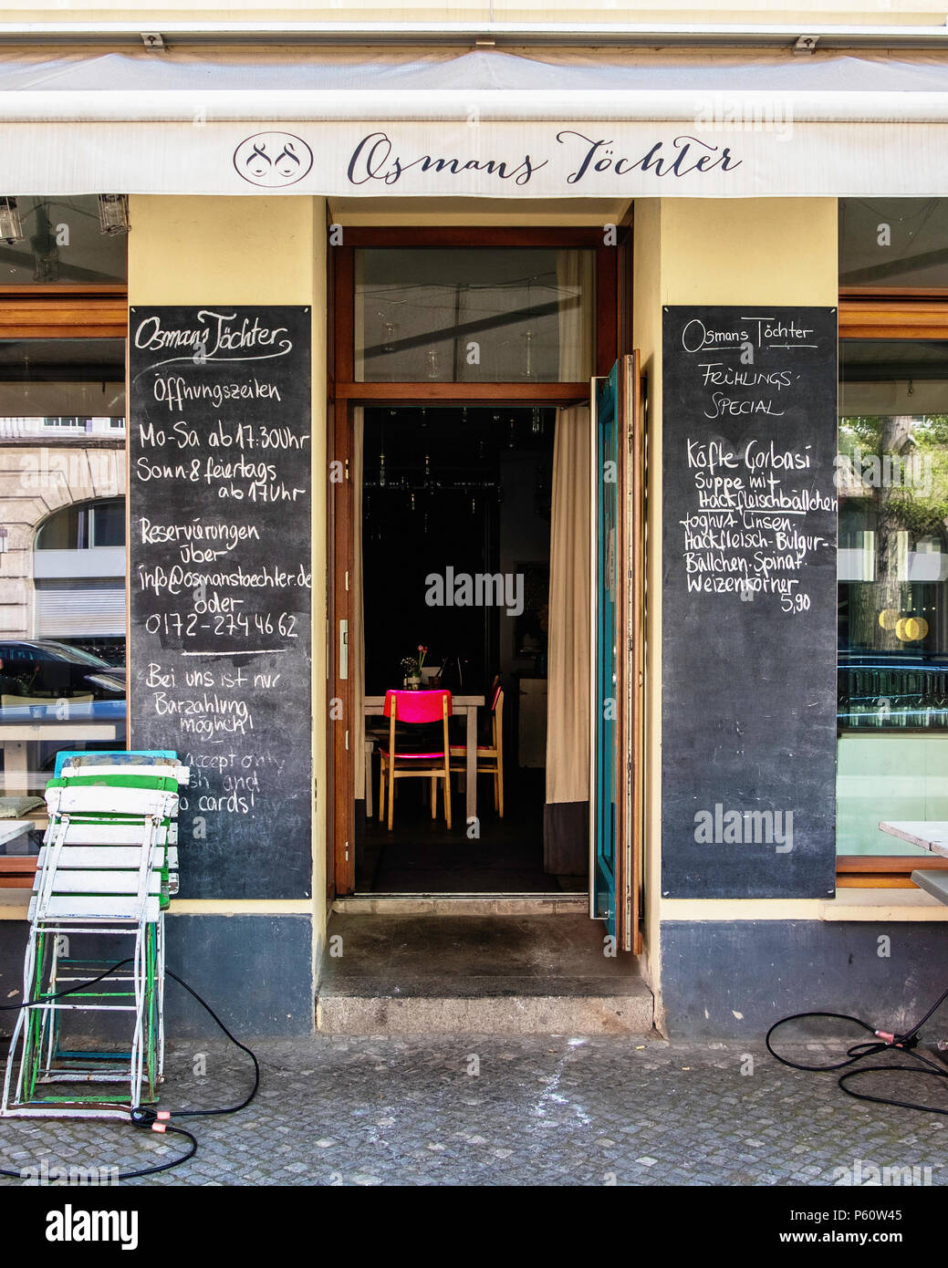 Berlino Prenzlauer Berg, Osmans Töchter ristorante turco esterno con lavagna menu e tabelle di pavimentazione Foto Stock