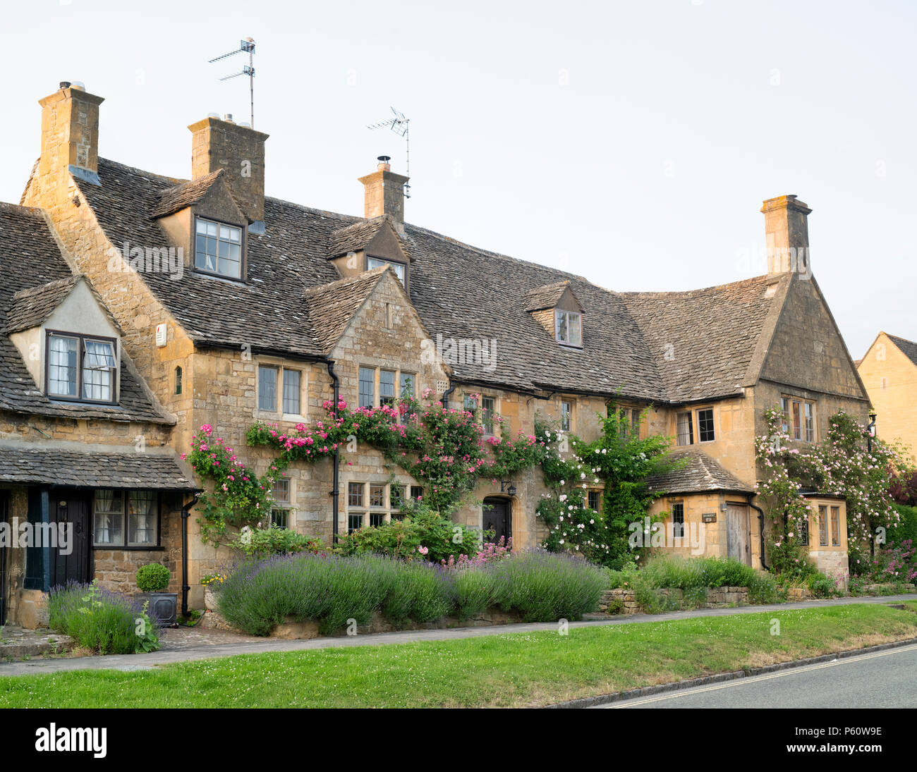 Cotswold stone house in estate. Broadway, Cotswolds, Worcestershire, Inghilterra Foto Stock