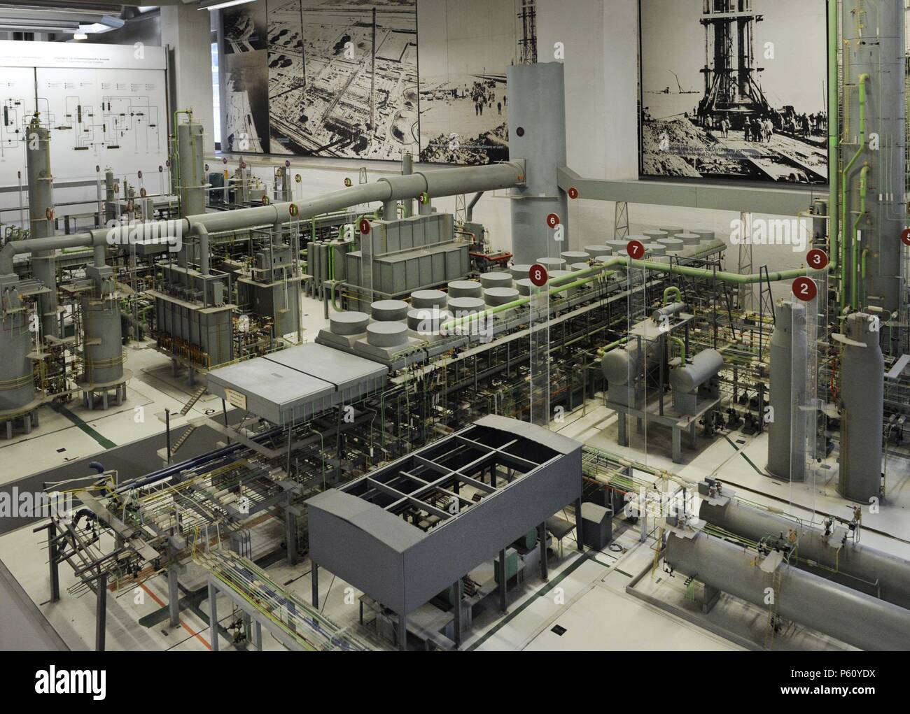 Modello di un olio Mobil AG raffineria a Wilhelmshaven, Germania settentrionale. Il museo della scienza e della tecnologia. Monaco di Baviera. Germania. Foto Stock