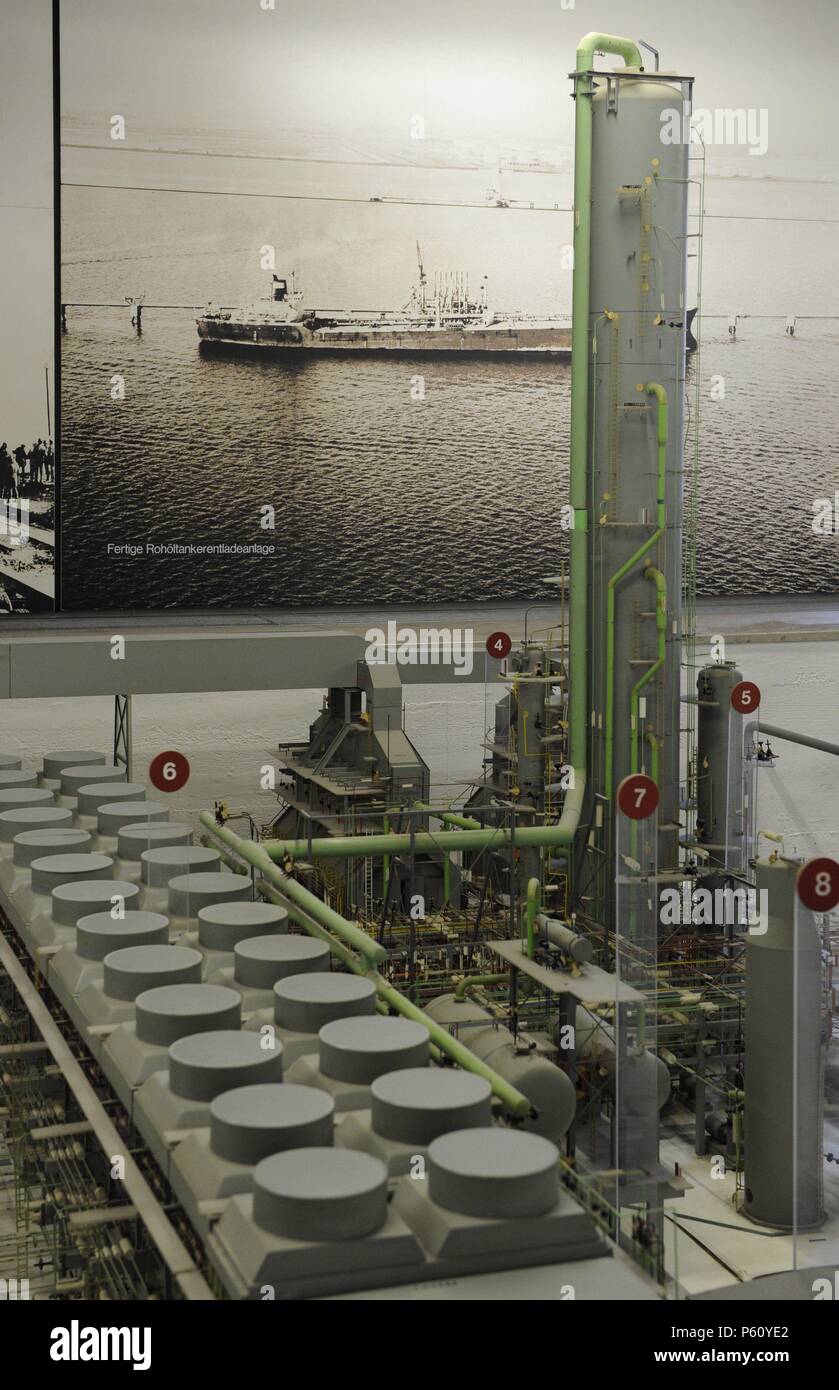 Modello di un olio Mobil AG raffineria a Wilhelmshaven, Germania settentrionale. Il museo della scienza e della tecnologia. Monaco di Baviera. Germania. Foto Stock