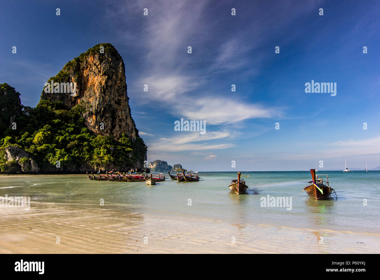 Oceano Mare con isola e barca in acqua al tramonto a Krabi, Thailandia Foto Stock