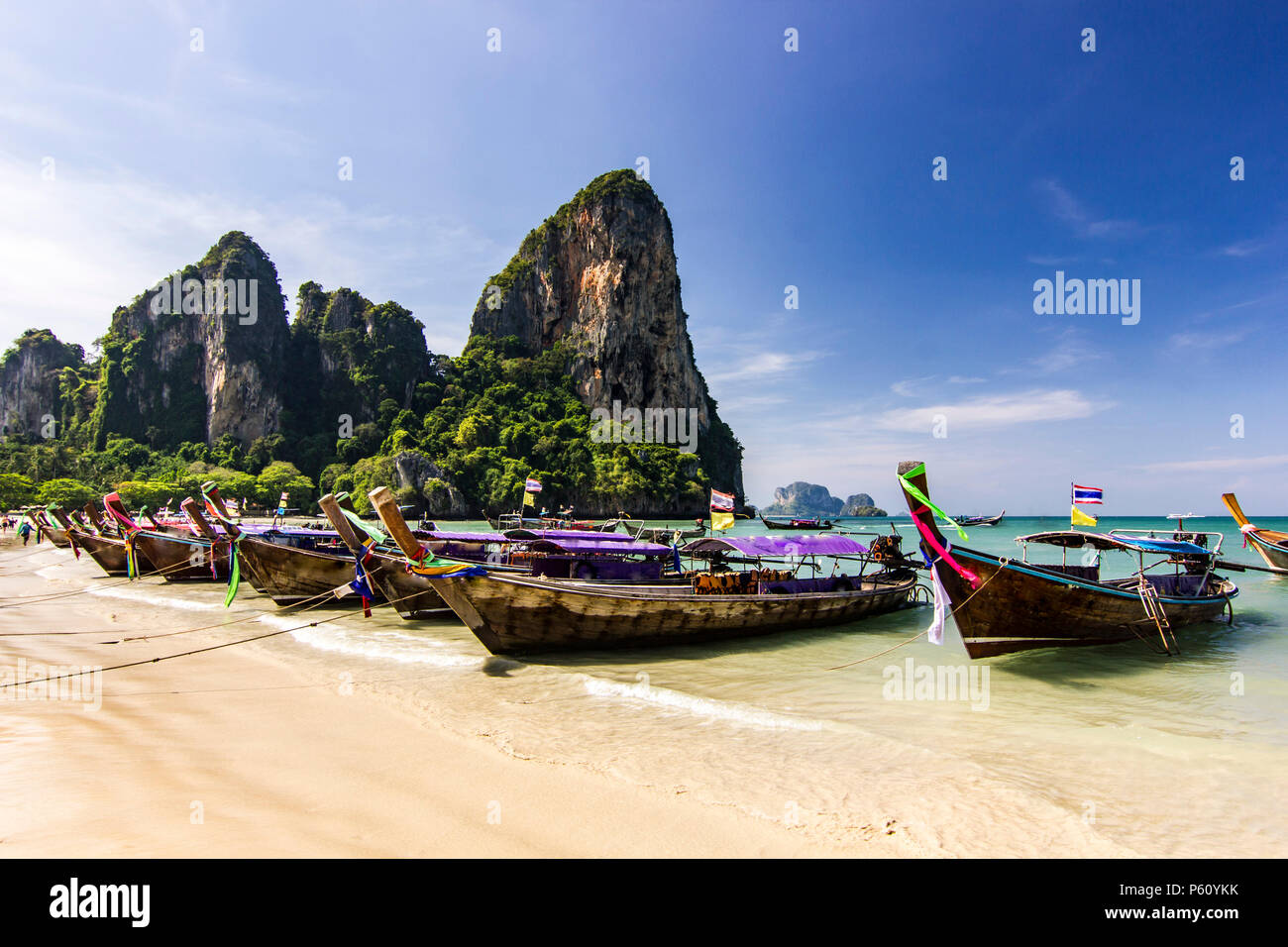 Oceano Mare con isola e barca in acqua al tramonto a Krabi, Thailandia Foto Stock