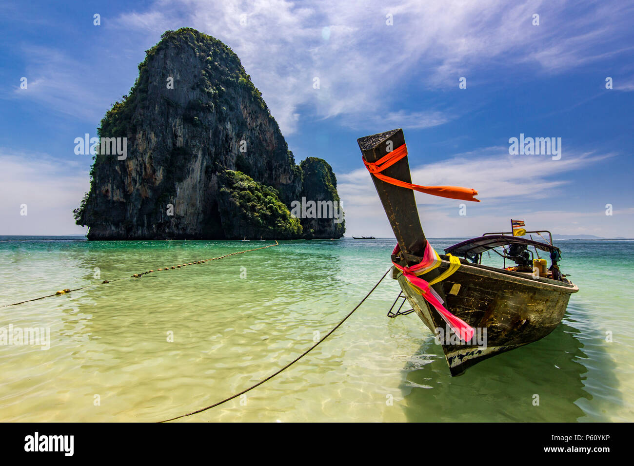 Oceano Mare con isola e barca in acqua al tramonto a Krabi, Thailandia Foto Stock