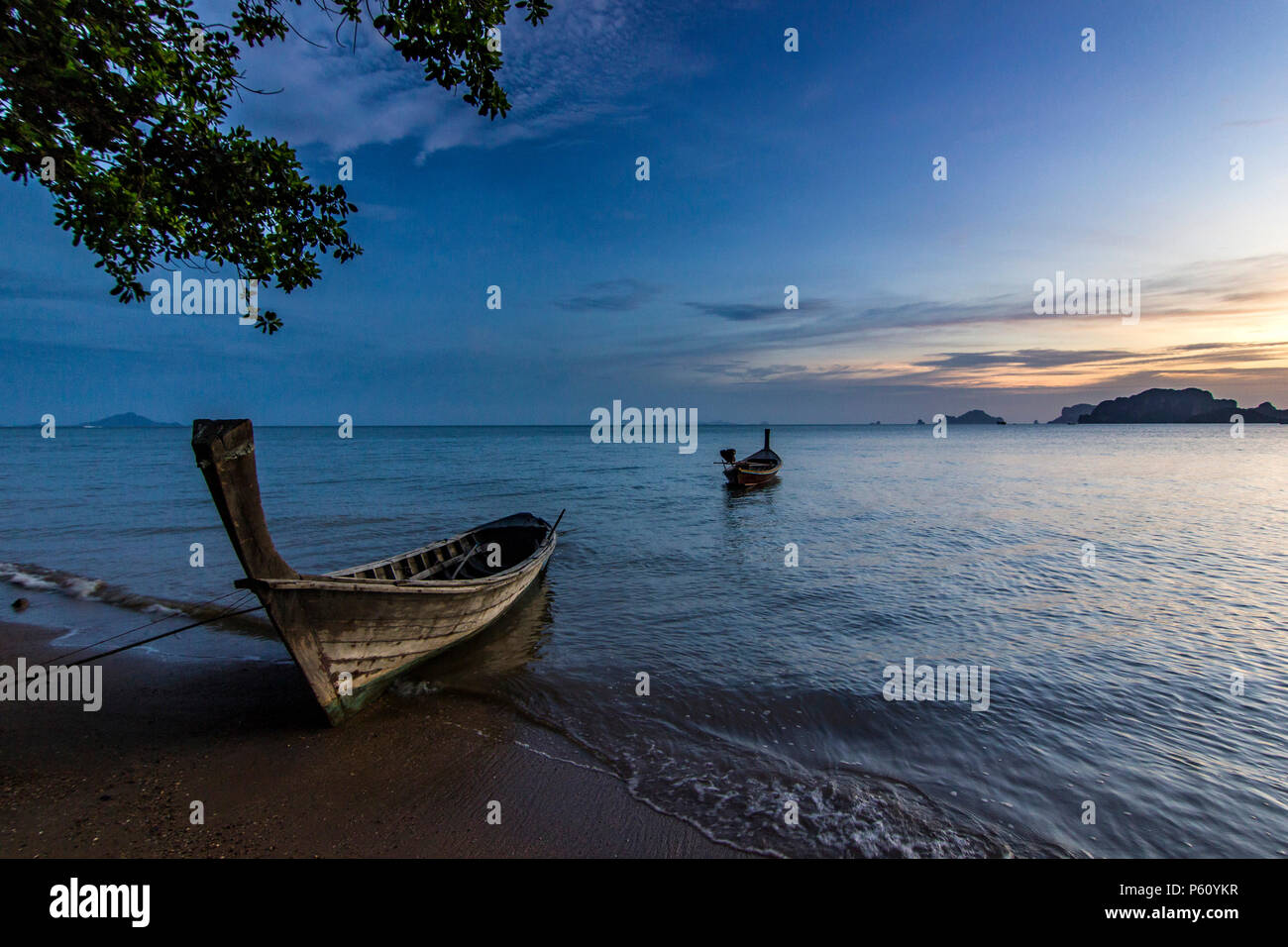 Oceano Mare con isola e barca in acqua al tramonto a Krabi, Thailandia Foto Stock