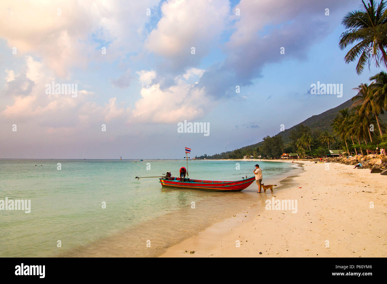 Oceano Mare con palme e barca in acqua al tramonto in Phangan island Foto Stock