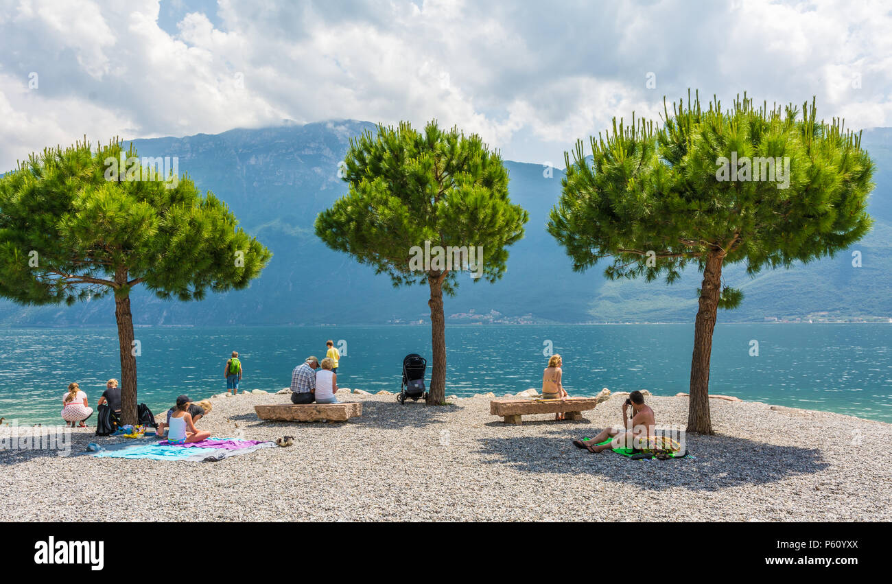 Le Persone In Spiaggia Limone Sul Garda Lago Di Garda