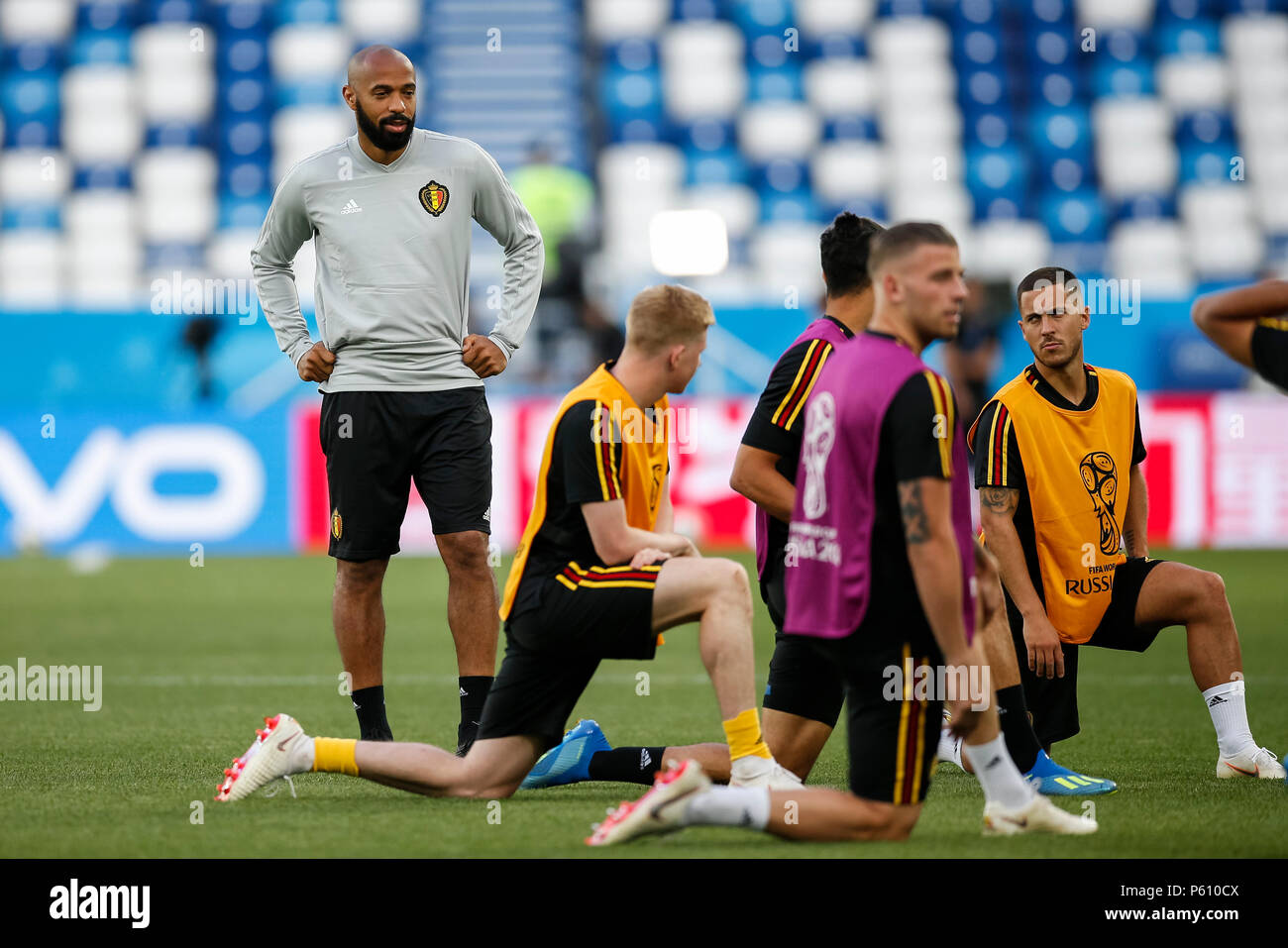 Kaliningrad, Russia, 27 giugno 2018. Belgio assistant coach Thierry Henry veglia su Eden Hazard del Belgio e Kevin De Bruyne del Belgio durante un Belgio una sessione di training, prima della loro 2018 Coppa del Mondo FIFA Gruppo G partita contro l'Inghilterra, a Kaliningrad Stadium il 27 giugno 2018 nella regione di Kaliningrad, Russia. (Foto di Daniel Chesterton/phcimages.com) Credit: Immagini di PHC/Alamy Live News Foto Stock