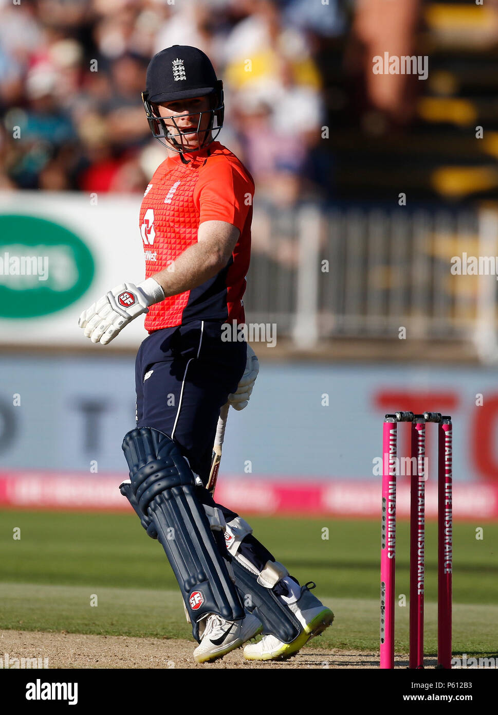 Edgbaston, Birmingham, Regno Unito. Il 27 giugno, 2018. International venti20 Cricket, tra Inghilterra e Australia; Eoin Morgan di orologi in Inghilterra una sfera andare giù il fuorigioco per quattro byes Credito: Azione Sport Plus/Alamy Live News Foto Stock