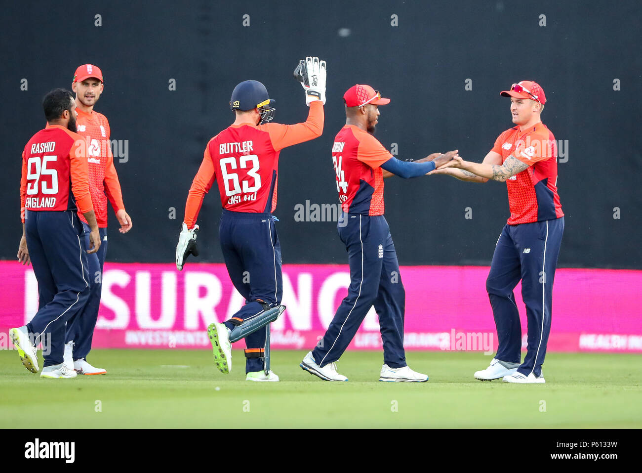 Edgbaston, Birmingham, Regno Unito. Il 27 giugno, 2018. International venti20 Cricket, tra Inghilterra e Australia; Chris Jordan di Inghilterra e Jason Roy d'Inghilterra celebrare la rimozione del paletto di Marcus Stoinis dell Australia Credit: Azione Plus sport/Alamy Live News Foto Stock