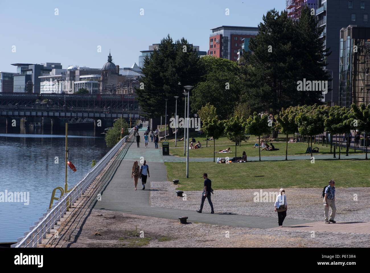 Glasgow, Regno Unito. 27 GIU, 2018. Regno Unito: Meteo persone sulle rive del fiume Clyde godendo il sole. Credito: Tony Clerkson/Alamy Live News Foto Stock