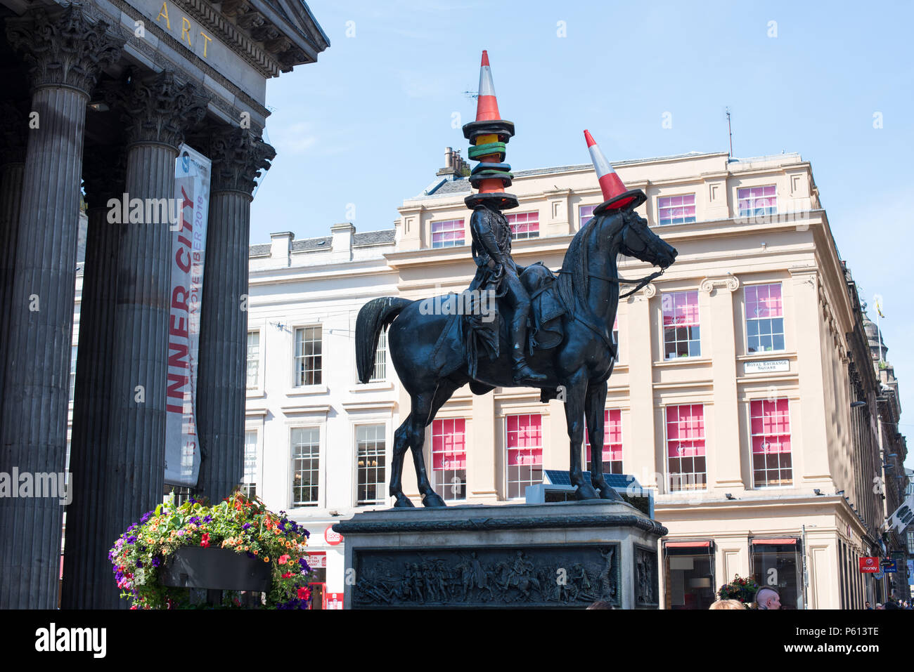 Glasgow, Regno Unito. 27 GIU, 2018. Regno Unito: meteo bizzarro attrazione turistica il Duca di Wellington statua ottiene coni extra sulla sua testa in estate sole Credito: Tony Clerkson/Alamy Live News Foto Stock