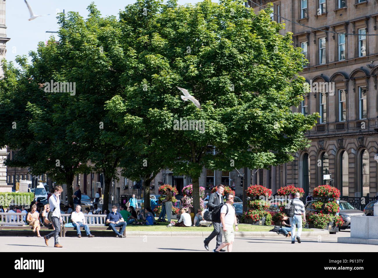 Glasgow, Regno Unito. 27 GIU, 2018. Regno Unito: Meteo Glaswegians sedersi e godersi il sole estivo Credito: Tony Clerkson/Alamy Live News Foto Stock