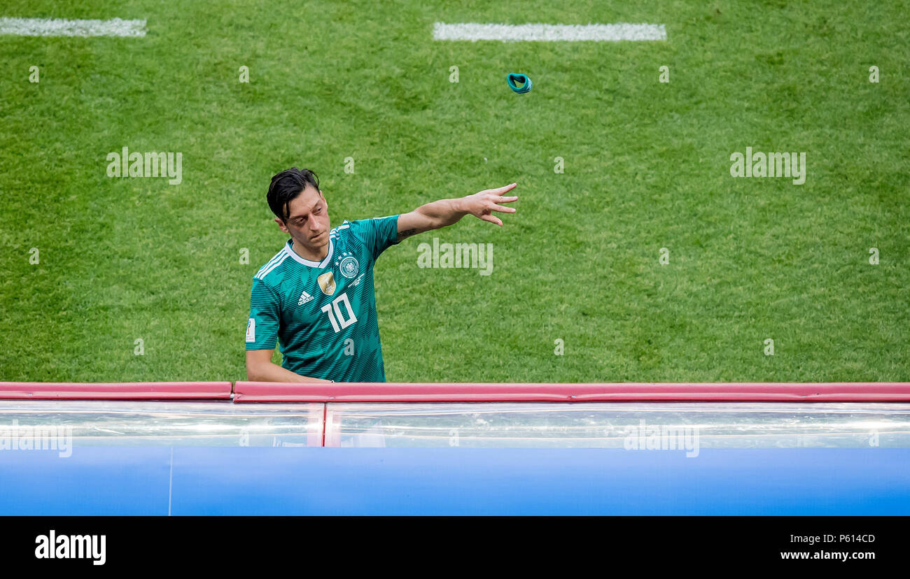 Kazan, Russia. Il 27 giugno, 2018. Mesut Oezil (Germania) butta fuori la sua Fascia assorbisudore storditi dopo la partita di GES/calcio/World Cup 2018 Russia: Corea del Sud - Germania, 27.06.2018 GES/Soccer/calcio/Coppa del Mondo 2018 Russia: Corea del Sud vs Germania, Kazan Giugno 27, 2018 | Utilizzo di credito in tutto il mondo: dpa/Alamy Live News Foto Stock