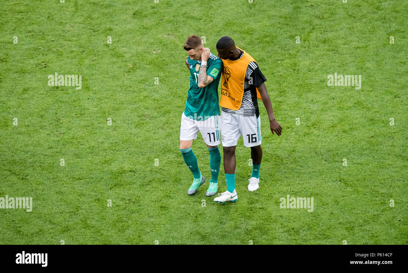 Kazan, Russia. Il 27 giugno, 2018. Marco Reus e Antonio Ruediger (Germania) lasciare GES/calcio/World Cup 2018 dopo la partita storditi Russia: Corea del Sud - Germania, 27.06.2018 GES/Soccer/calcio/World Cup 2018 Russia: Corea del Sud vs Germania, Kazan Giugno 27, 2018 | Utilizzo di credito in tutto il mondo: dpa/Alamy Live News Foto Stock