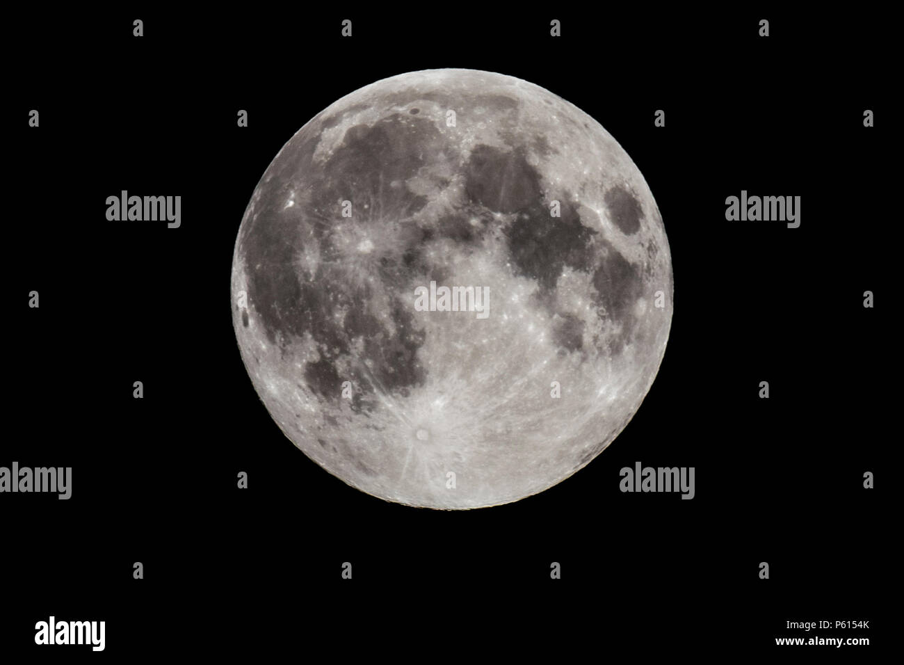 Lancashire, Regno Unito. 28 Giugno 2018 - L'ultima luna piena prima del luglio 27 Luna di sangue/ Eclissi lunare totale scende oltre il Lancashire, Regno Unito. Il fumo dalla vicina Saddleworth Moor fuoco minaccia di oscurare la vista nella notte, tuttavia una pausa nella nuvola di fumo consentito per una chiara visione della luna piena. Credito: Benjamin Wareing/Alamy Live News Foto Stock