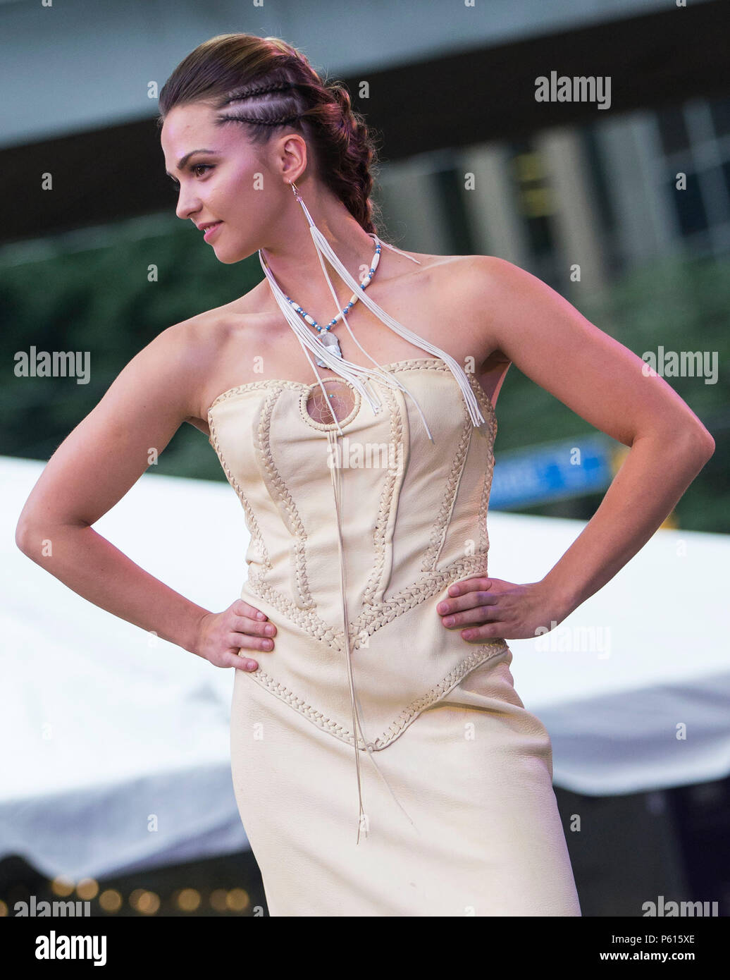 Toronto, Canada. Il 27 giugno, 2018. Un modello presenta una creazione dal locale designer indigeni durante il fashion show del 2018 storia aborigena mese celebrazione presso Yonge-Dundas Square a Toronto, Canada, 27 giugno 2018. Credito: Zou Zheng/Xinhua/Alamy Live News Foto Stock