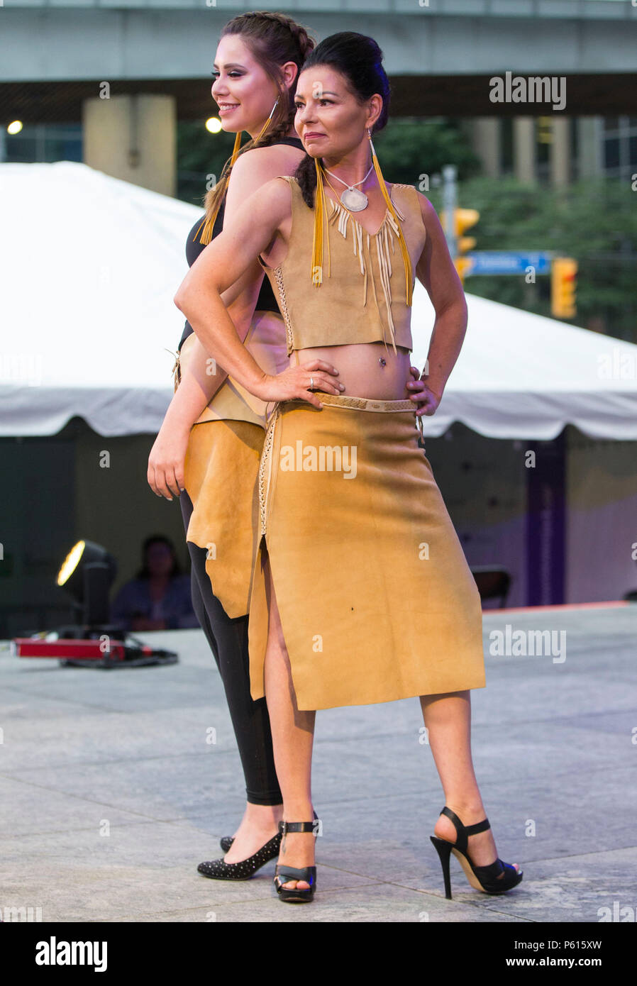 Toronto, Canada. Il 27 giugno, 2018. I modelli presenti creazioni da indigene locali designer durante il fashion show del 2018 storia aborigena mese celebrazione presso Yonge-Dundas Square a Toronto, Canada, 27 giugno 2018. Credito: Zou Zheng/Xinhua/Alamy Live News Foto Stock
