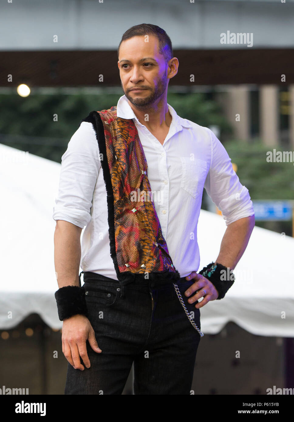 Toronto, Canada. Il 27 giugno, 2018. Un modello presenta una creazione dal locale designer indigeni durante il fashion show del 2018 storia aborigena mese celebrazione presso Yonge-Dundas Square a Toronto, Canada, 27 giugno 2018. Credito: Zou Zheng/Xinhua/Alamy Live News Foto Stock