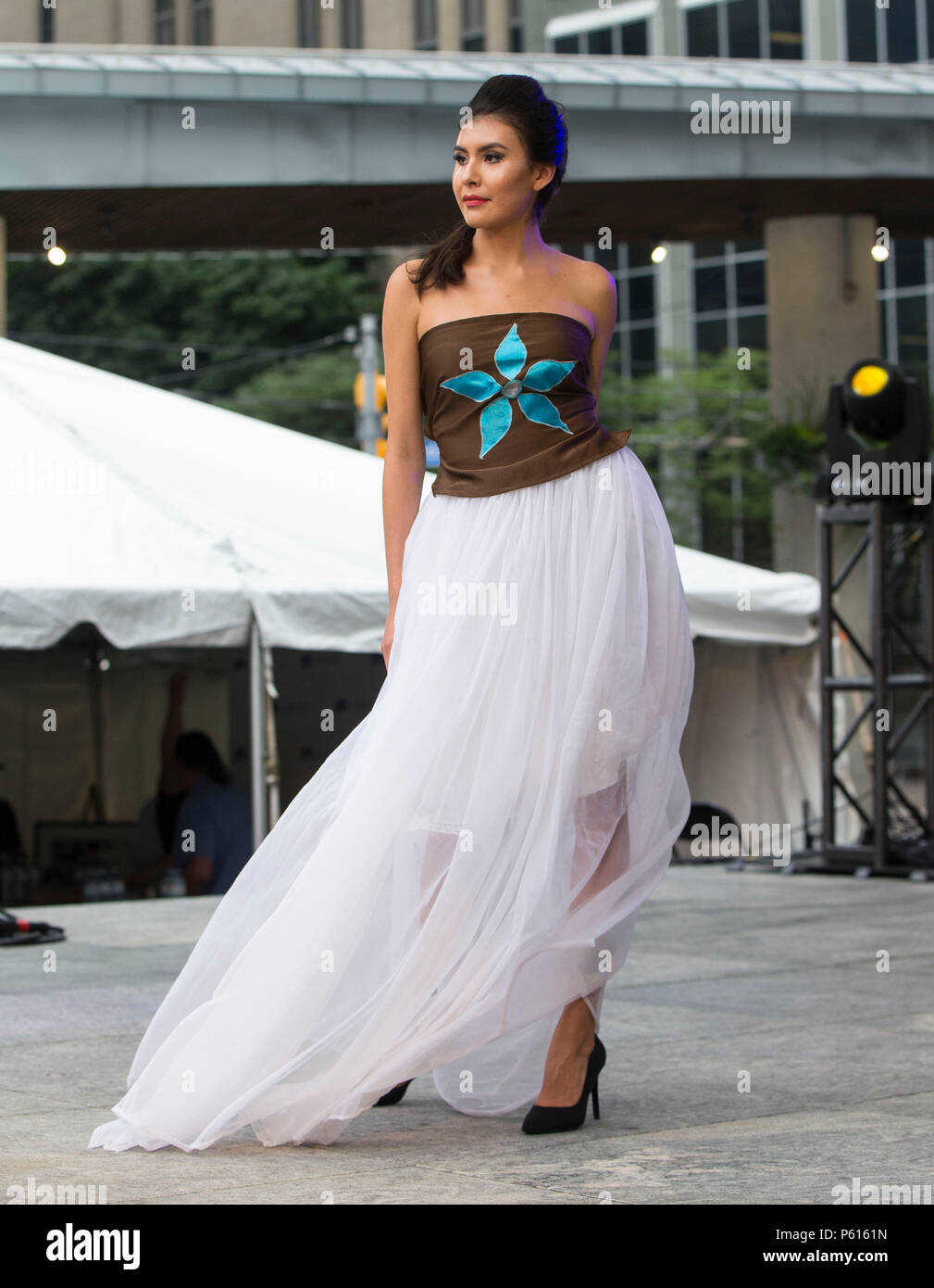 Toronto, Canada. Il 27 giugno, 2018. Un modello presenta una creazione dal locale designer indigeni durante il fashion show del 2018 storia aborigena mese celebrazione presso Yonge-Dundas Square a Toronto, Canada, 27 giugno 2018. Credito: Zou Zheng/Xinhua/Alamy Live News Foto Stock