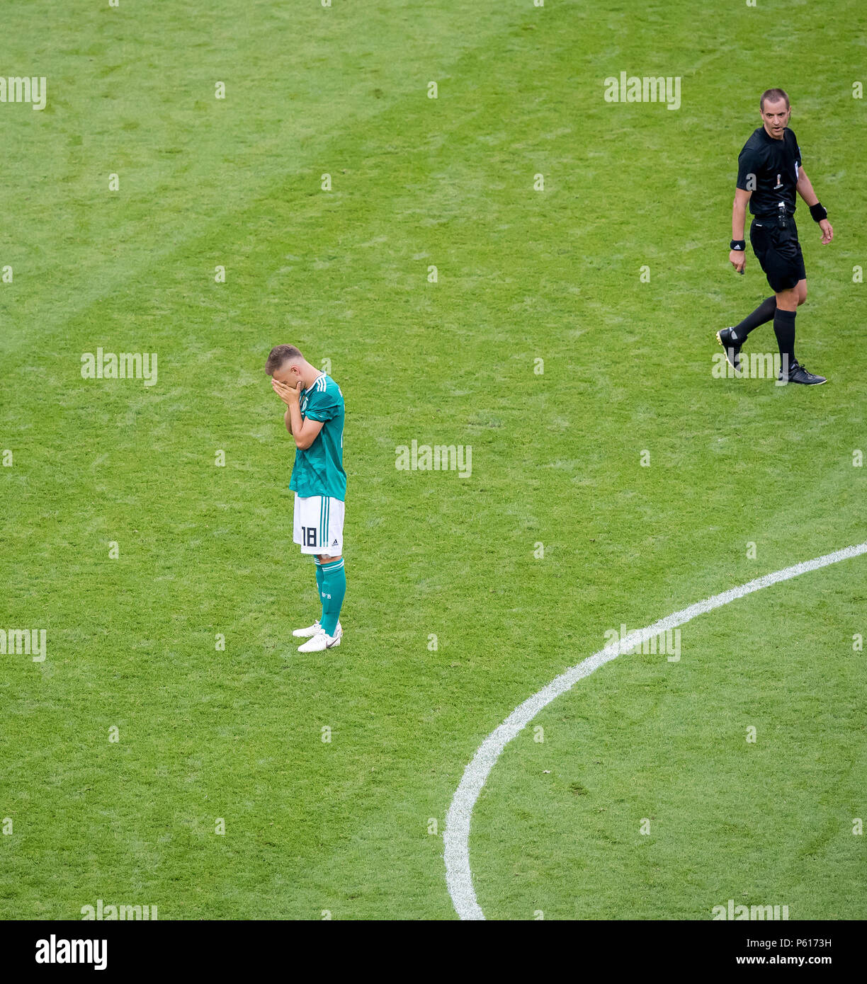 Kazan, Russland. Il 27 giugno, 2018. Joshua Kimmich (Germania) è stordito con il passo dopo la partita di GES/calcio/World Championship 2018 Russia: Corea del Sud - Germania, 27.06.2018 GES/Soccer/calcio/Coppa del Mondo 2018 Russia: Corea del Sud vs Germania, Kazan Giugno 27, 2018 | Utilizzo di credito in tutto il mondo: dpa/Alamy Live News Foto Stock