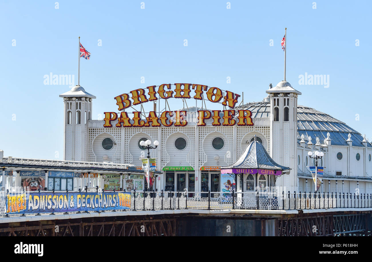 Brighton Regno Unito 28 Giugno 2018 - Brighton Palace Pier in mostra il suo nuovo neon firma oggi dopo aver cambiato il suo nome dal Molo di Brighton . Il molo è stato costruito nel 1890 e chiamato Brighton Palazzo Marino e il molo ma divenne noto localmente come il Palace Pier fino al 2000 quando è stato cambiato il nome di Brighton Pier. Luke Johnson presidente esecutivo del Molo di Brighton gruppo adesso ha annunciato che sarà noto come il Brighton Palace Pier Credit: Simon Dack/Alamy Live News Foto Stock