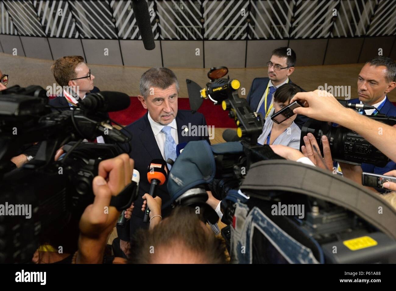 Bruxelles, Belgio. Il 28 giugno, 2018. Primo ministro ceco Andrej Babis (centro) parla ai giornalisti dopo il suo arrivo a un vertice dell'Unione europea a Bruxelles, in Belgio, il 28 giugno 2018. Credito: Jakub Dospiva/CTK foto/Alamy Live News Foto Stock