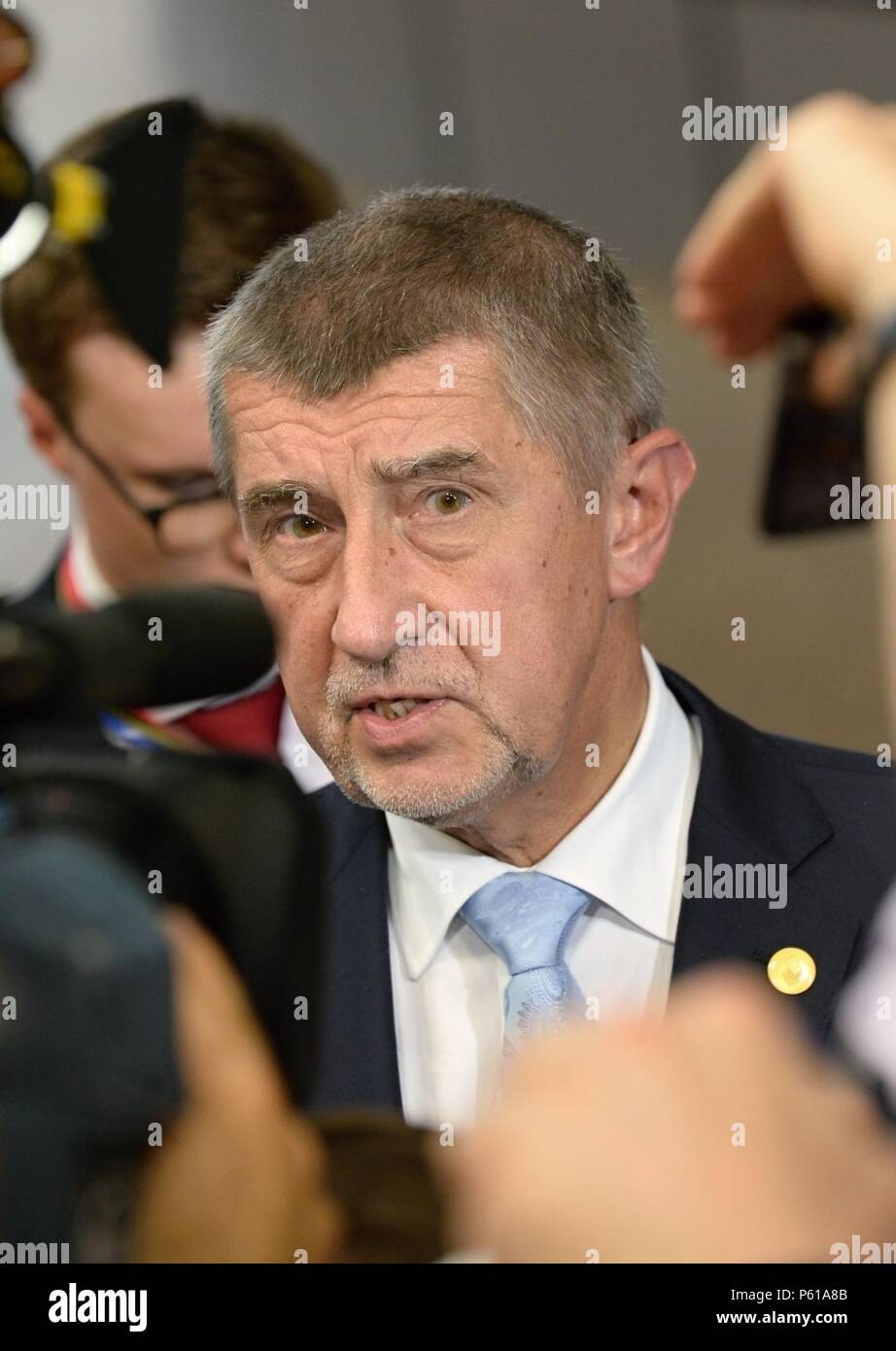 Bruxelles, Belgio. Il 28 giugno, 2018. Primo ministro ceco Andrej Babis parla ai giornalisti dopo il suo arrivo a un vertice dell'Unione europea a Bruxelles, in Belgio, il 28 giugno 2018. Credito: Jakub Dospiva/CTK foto/Alamy Live News Foto Stock