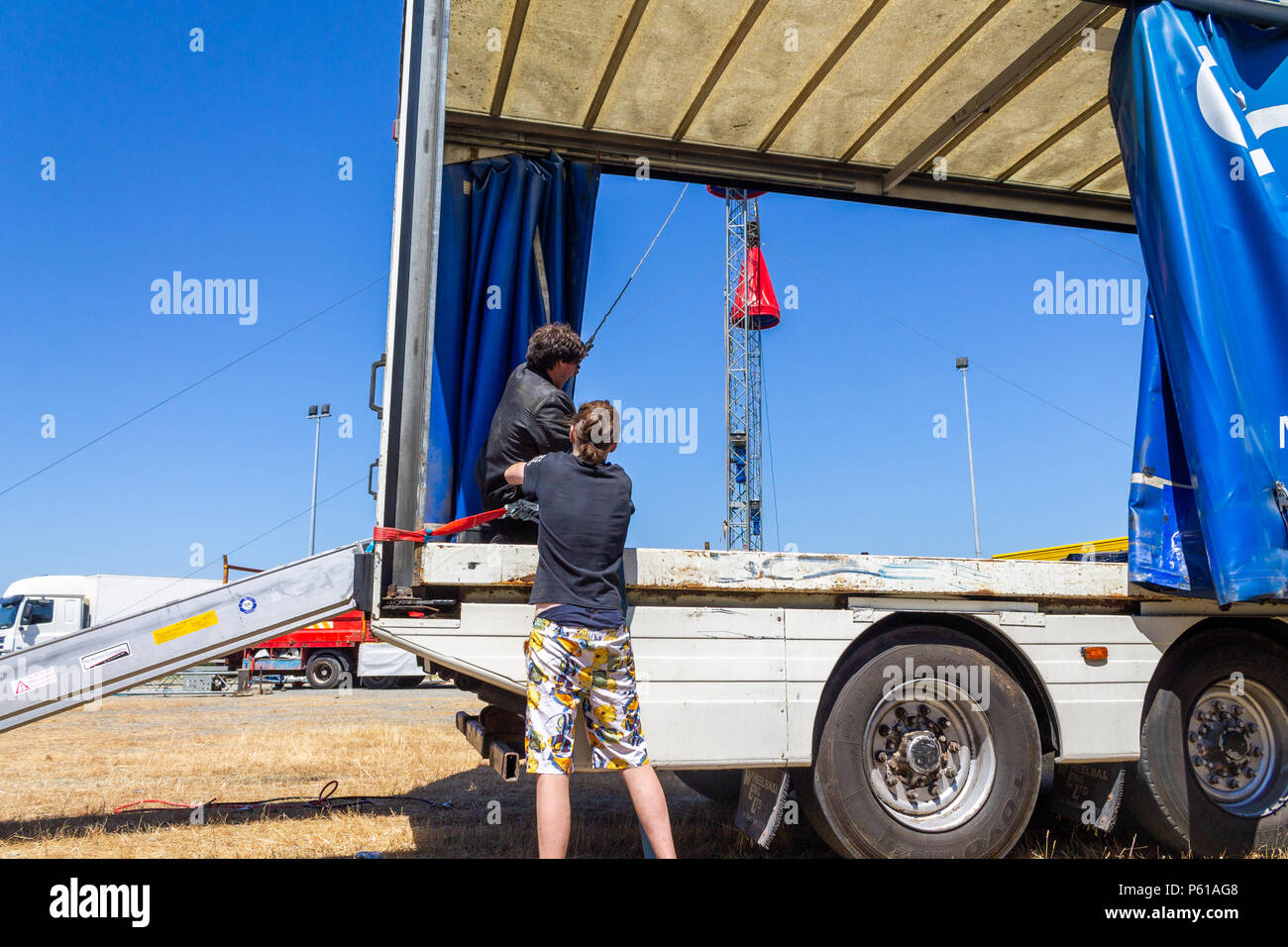 Skibbereen, West Cork, Irlanda. Il 28 giugno, 2018. Il circo arriva in città e membri del Circus World fatica sotto un sole soffocante, con temperature che raggiungono la alta venti per ottenere il Big Top up ready per il fine settimana delle prestazioni: aphperspective/Alamy Live News Foto Stock