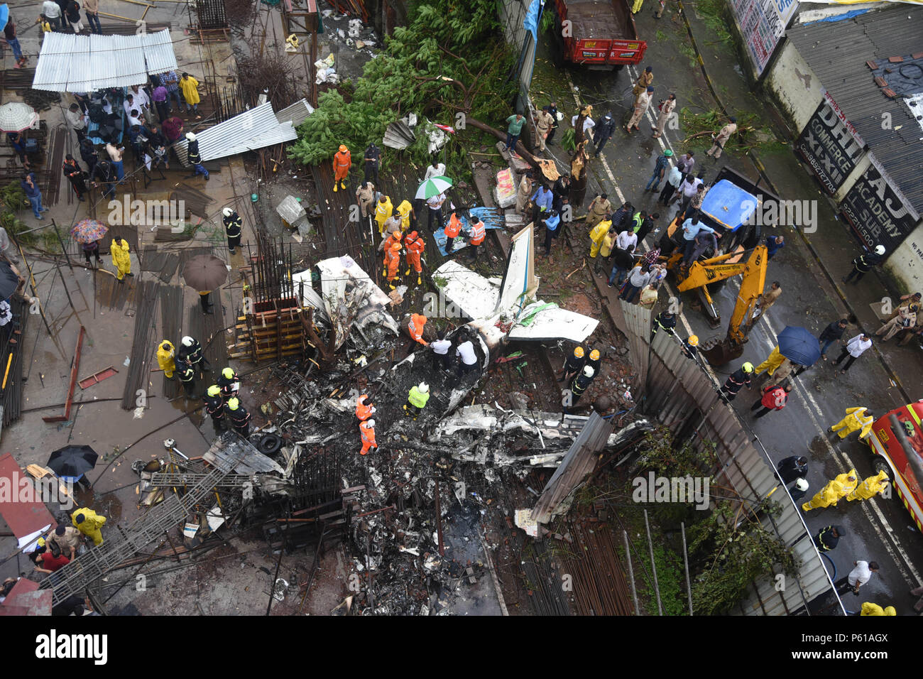 Mumbai. Il 28 giugno, 2018. Foto scattata a giugno 28, 2018 mostra la vista generale del relitto di un aereo che si è schiantato in un cantiere in Mumbai, India. Almeno cinque persone sono state uccise dopo un aereo noleggiato da un membro di governo si è schiantato in India Mumbai giovedì, la polizia ha detto. Credito: Xinhua/Alamy Live News Foto Stock