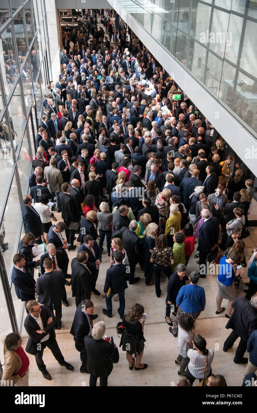 Berlino, Germania. Il 28 giugno, 2018. Membri del Bundestag tedesco in piedi al di fuori della seduta plenaria camera durante una sessione plenaria di votare su un FDP motion intitolato "Bekenntnis fue·r Meinungsfreiheit und Gegen Upload-Filter' utilizzando il 'Hammelsprung' metodo di votazione. Credito: Bernd von Jutrczenka/dpa/Alamy Live News Foto Stock