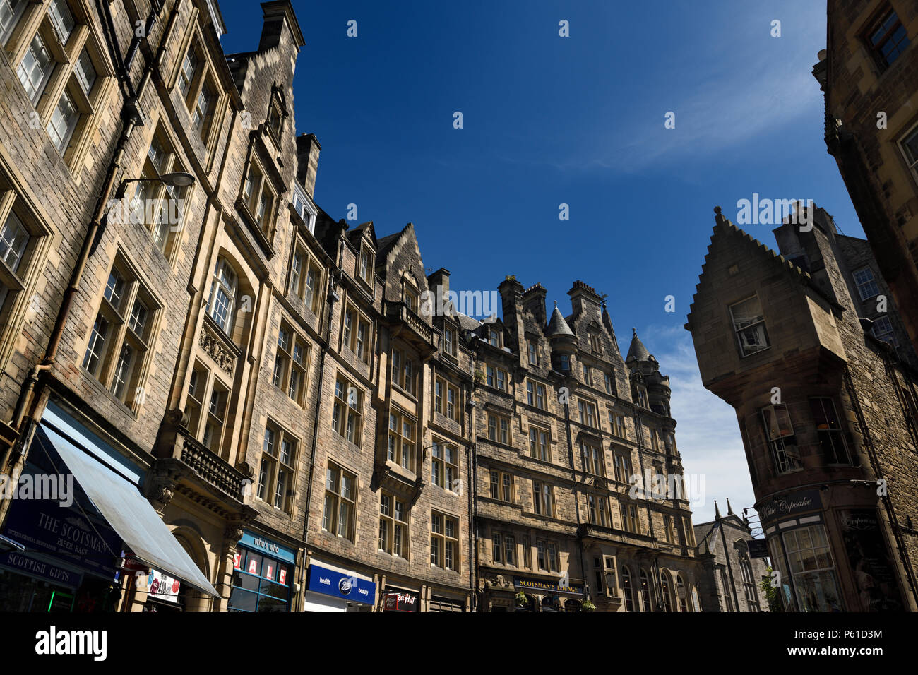 Cockburn Street ed alto edificio storico edificio di architettura di Edimburgo Città Vecchia verso il Royal Mile Scotland Regno Unito Foto Stock
