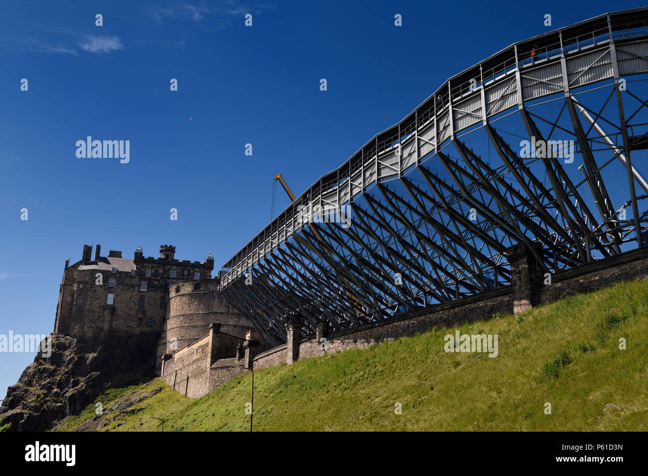 Costruzione di stand alla spianata del castello di Edimburgo per l annuale Royal Edinburgh Tattoo militare come parte del Festival di Edimburgo 2018 Foto Stock