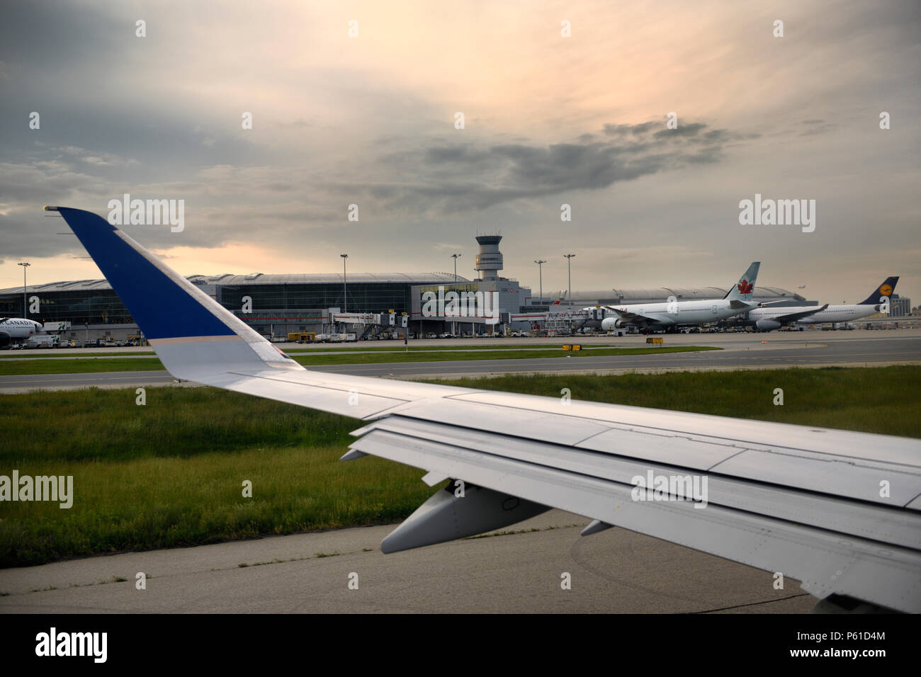 Jet aereo in fase di decollo sulla pista di aeroporto internazionale Pearson al tramonto a Toronto in Canada Foto Stock