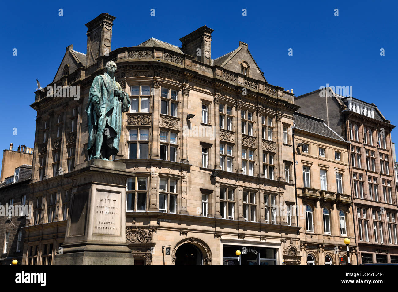 La scultura in bronzo di William Pitt il giovane Primo ministro britannico su George e Federico strade di Edimburgo in Scozia con edifici storici Foto Stock