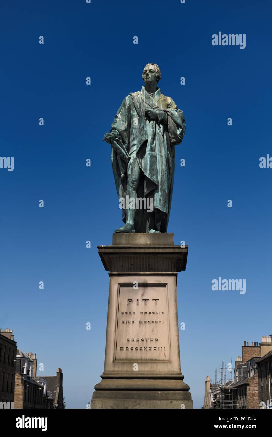 La scultura in bronzo di William Pitt il giovane Primo ministro britannico su George Street Edinburgh in Scozia con il blu del cielo Foto Stock