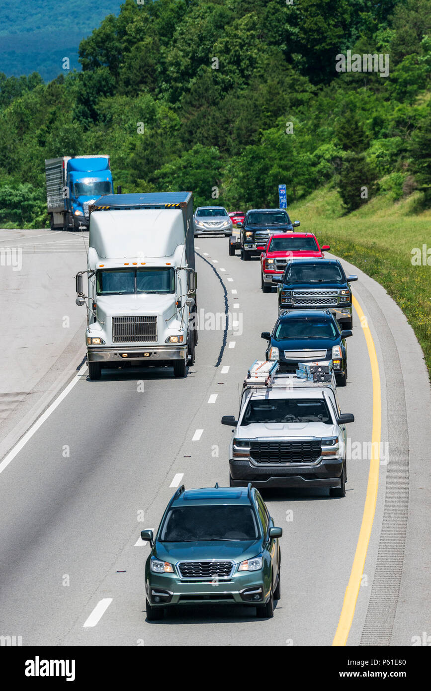 Una lunga linea di traffico misto viaggi I-40 in Tennessee dell'est. Nota: Tutti i logo e i marchi di identificazione sono state rimosse da tutti i veicoli. Immagine è stata la cre Foto Stock