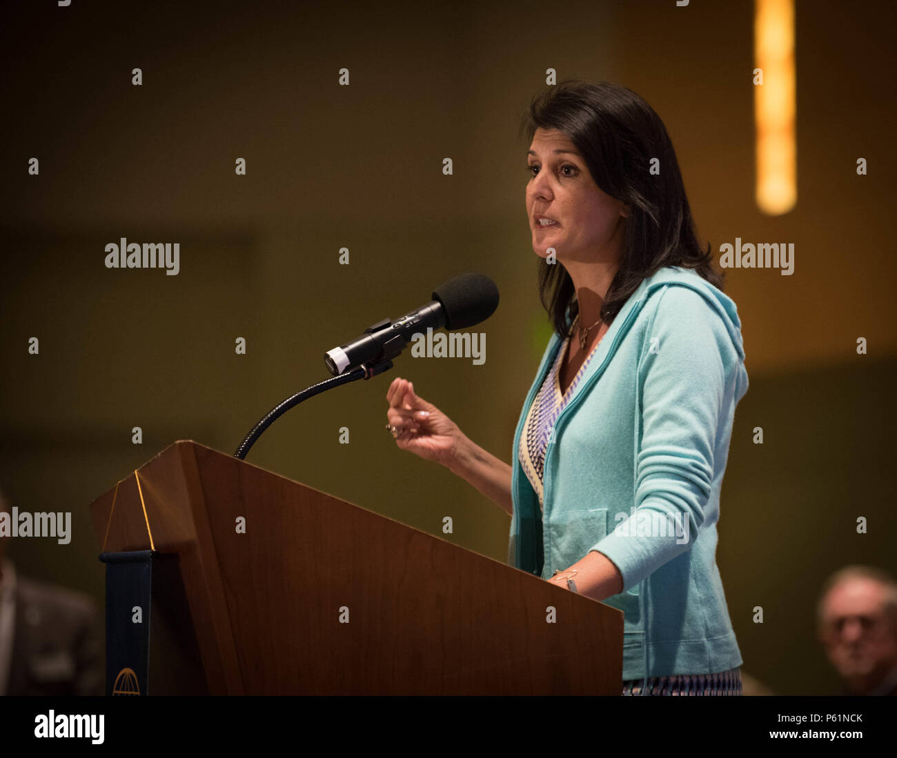 160409-N-GB257-004 CHARLESTON; S.C. (09APR16) Carolina del Sud regolatore Nikki Haley affronta i concorrenti e i partecipanti al quarto anno di Palmetto Cyber Defense concorrenza (PCDC), detenute aprile 9-11 a Trident Technical College di North Charleston, Carolina del Sud. Il concorso, che contribuisce ad attirare e a far crescere il nostro futuro cyber manodopera, è stato ospitato da spazio e guerra navale Systems Center (CSD) dell'Atlantico in collaborazione con la Carolina del Sud Lowcountry Capitolo di AFCEA. (U.S. Navy foto di Joe Bullinger/rilasciato) Foto Stock