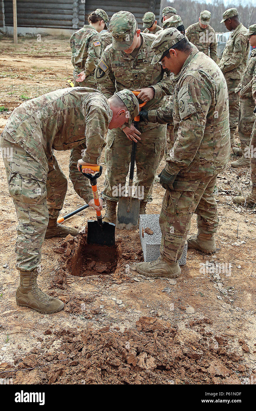 I soldati assegnati alla sede centrale e sede di truppe, 3° Stormo, 2° reggimento di cavalleria scavare un buco per la fondazione di un camino per il pane dolce a gioventù cristiana Summer Camp durante una comunicazione alla comunità progetto, 9 Aprile a Daugavpils, Lettonia. Il cap. Ruslans Markevics, esercito lettone cappellano del 2° battaglione di fanteria a Adazi Base Militare ha contribuito a coordinare il progetto di volontariato per il camp e soldati nella regione di funzionamento di supporto Atlantic risolvere. (U.S. Esercito foto di Sgt. Paige Behringer, decimo premere Camp la sede centrale) Foto Stock