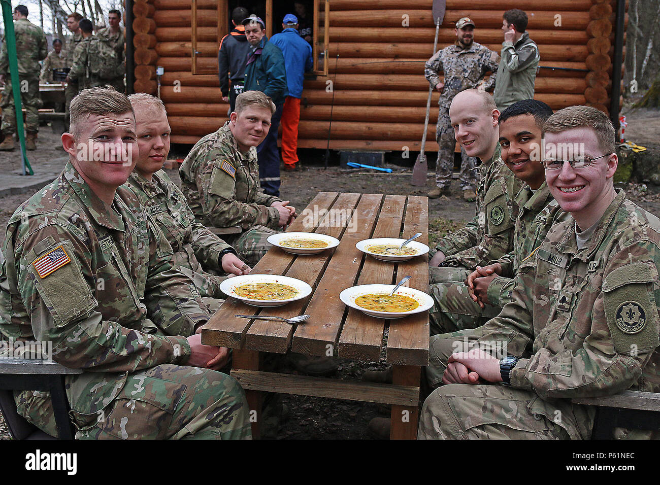 I soldati assegnati alla sede centrale e sede di truppe, 3° Stormo, 2° reggimento di cavalleria sorriso per una foto mentre si attende per il pranzo dopo una mattinata di duro lavoro durante una comunicazione alla comunità progetto a gioventù cristiana Summer Camp, il 9 aprile a Daugavpils, Lettonia. Questi soldati nella regione di funzionamento di supporto Atlantic risolvere trascorso un sabato di ridare alla comunità. (U.S. Esercito foto di Sgt. Paige Behringer, decimo premere il quartier generale di Camp Foto Stock