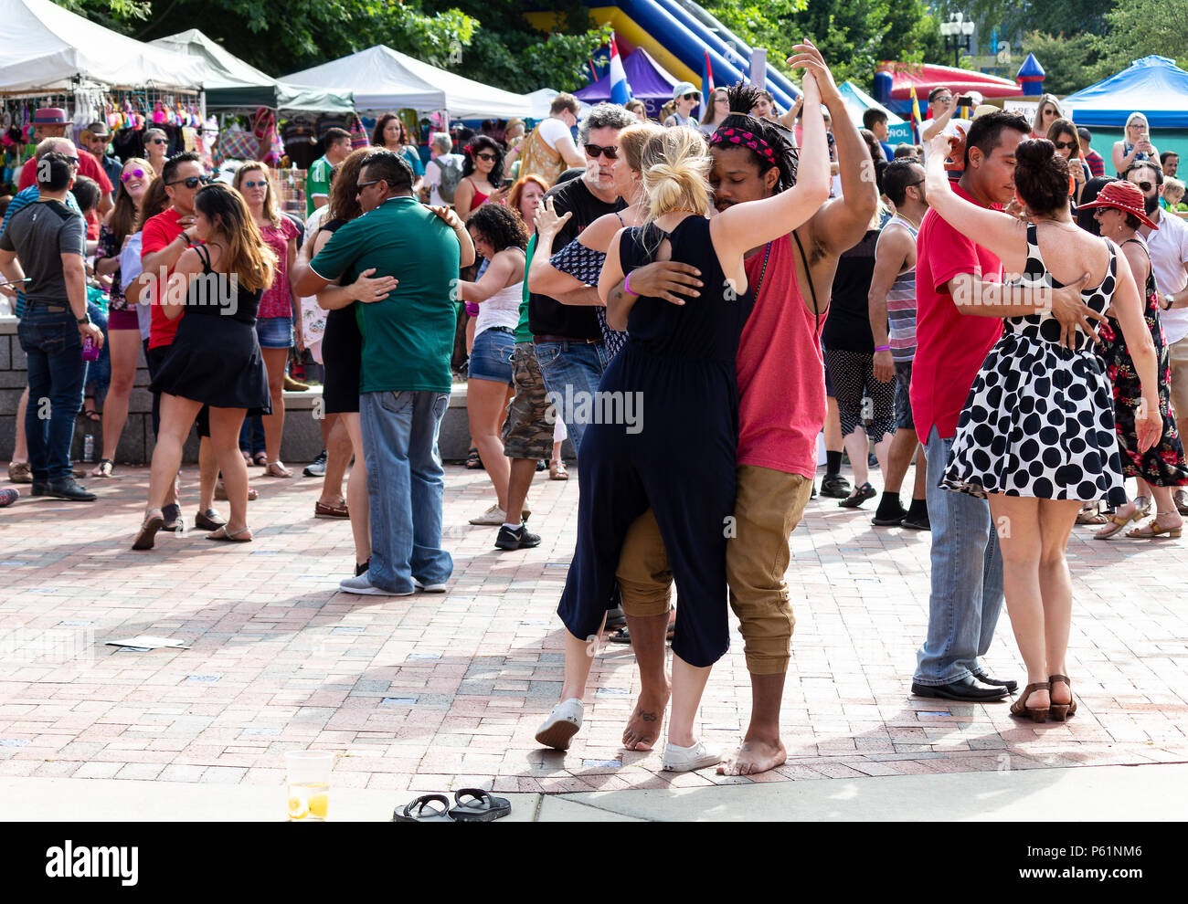 Coppie danza al Hola Asheville Festival, celebrare la cultura latino-americana, in Asheville, NC, Stati Uniti d'America Foto Stock