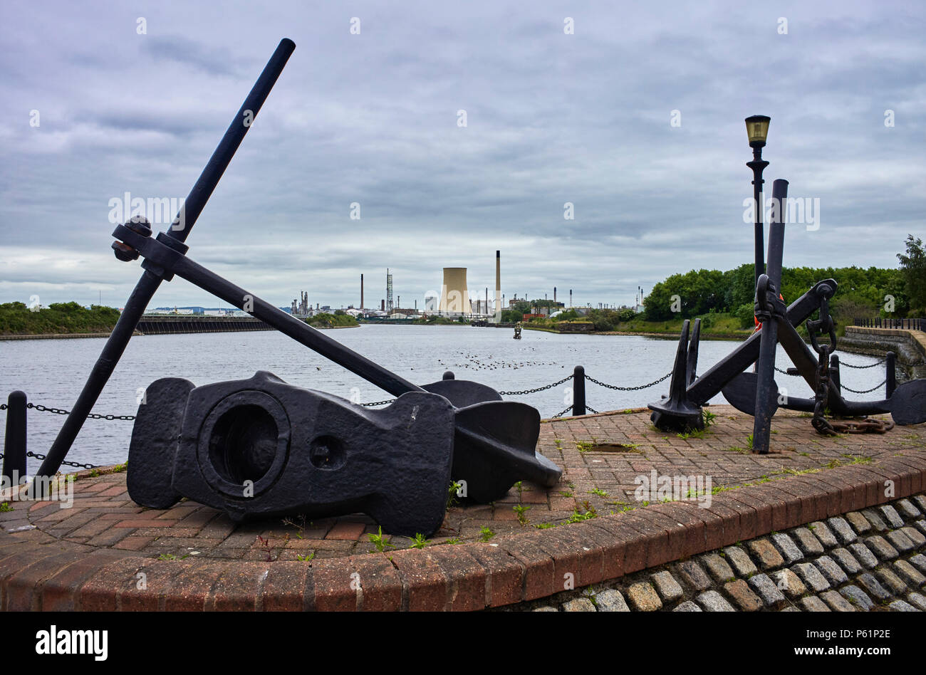 Raffineria Stanlow visto attraverso gli ancoraggi a Ellesmere Port Foto Stock