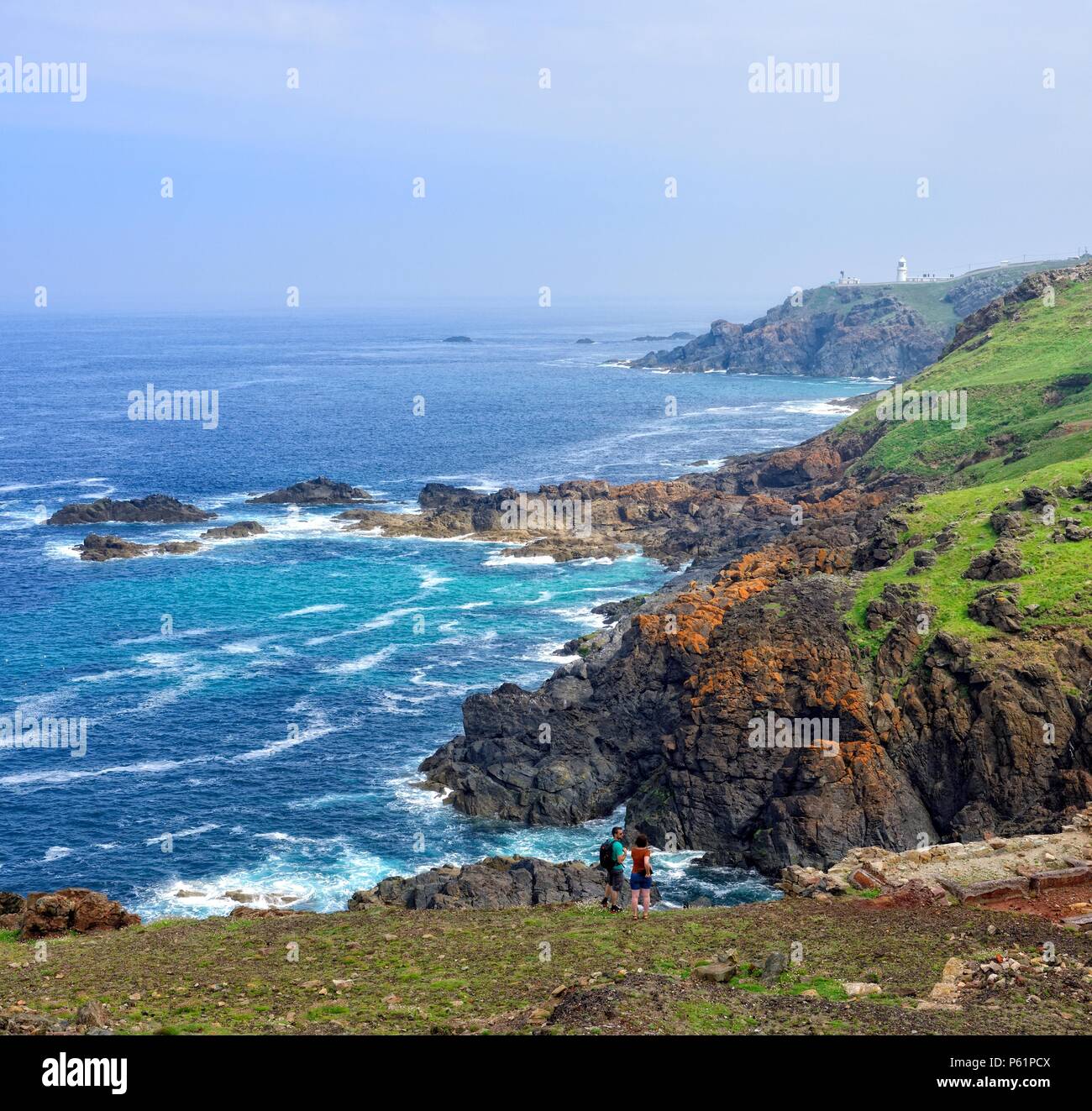 Coppia giovane godendo il litorale della Cornovaglia scenario Pendeen, Trewellard,Cornwall,l'Inghilterra,UK Foto Stock